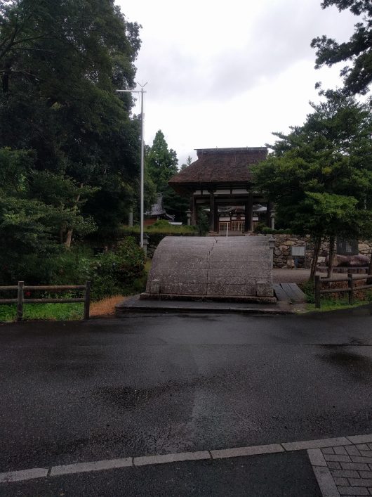 矢川神社本殿前石橋