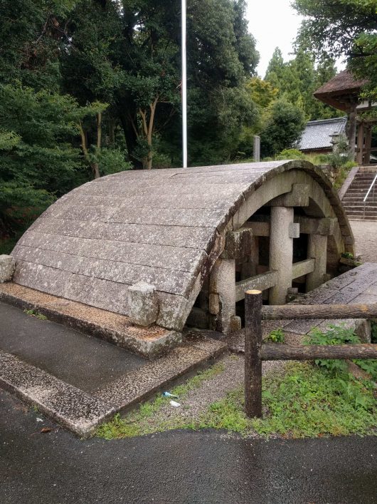 矢川神社石橋アップ