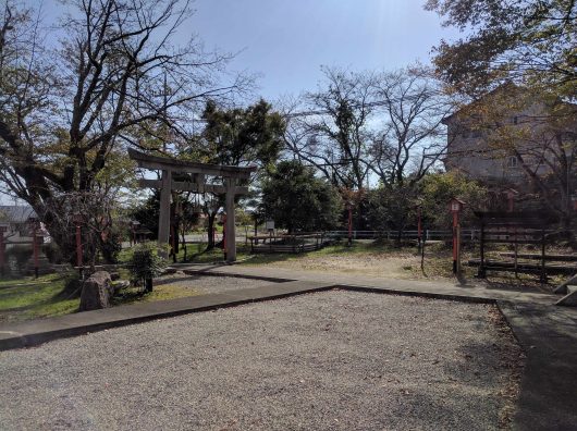 衣川梅宮神社境内３